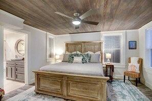 3 bedrooms, iron/ironing board, WiFi, bed sheets - 3 Bedroom, 2 King Suites - Spectacular Home! (Galveston)