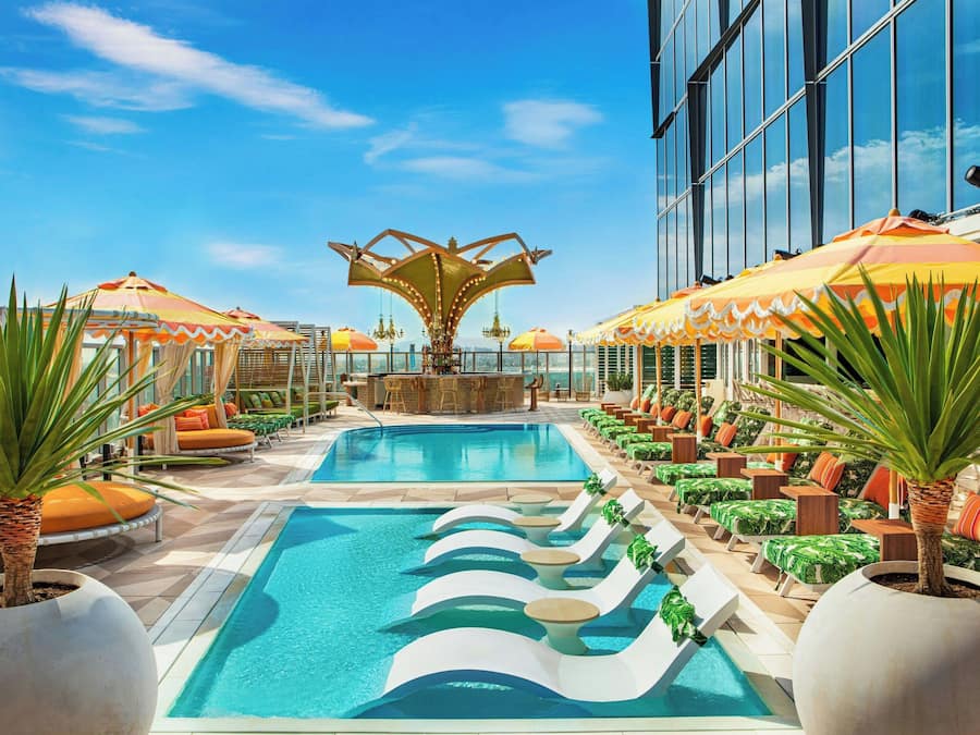 Piscina externa, funciona das 9h às 16h, barracas de cortesia