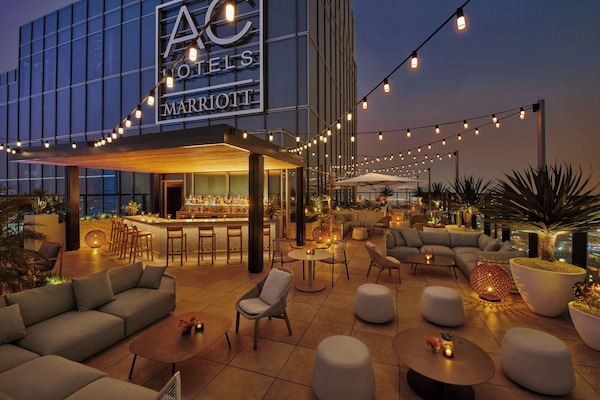 7 restaurants, breakfast served