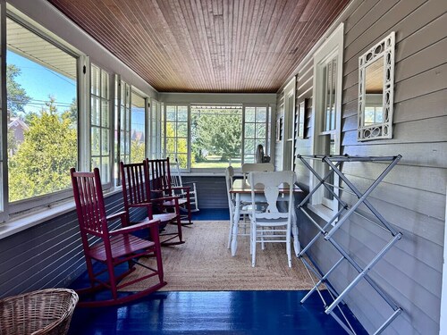 Beautiful Historic Lake Erie Summer Home in Geneva on the Lake, sleeps 10