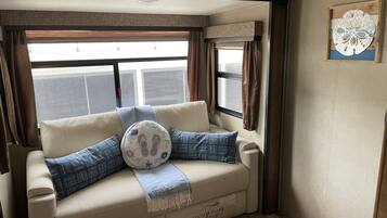 Een smart-tv, een open haard, een dvd-speler en boeken