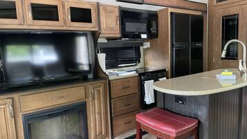 Een koelkast, een magnetron, een oven, een kookplaat