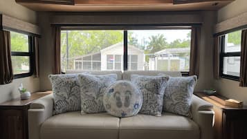 Een smart-tv, een open haard, een dvd-speler en boeken