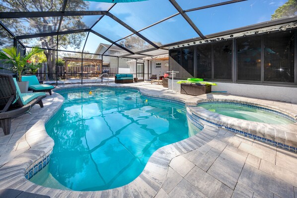 A heated pool - Modern house heated pool near TPA Clearwater Dunedin Palm Harbor (Safety Harbor)