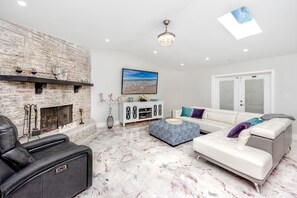 Smart TV, books - Modern house heated pool near TPA Clearwater Dunedin Palm Harbor (Safety Harbor)