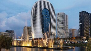 Un hotel moderno con una fachada curva distintiva y un atrio central.