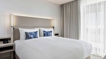 低過敏寢具、迷你吧、書桌、筆電工作空間