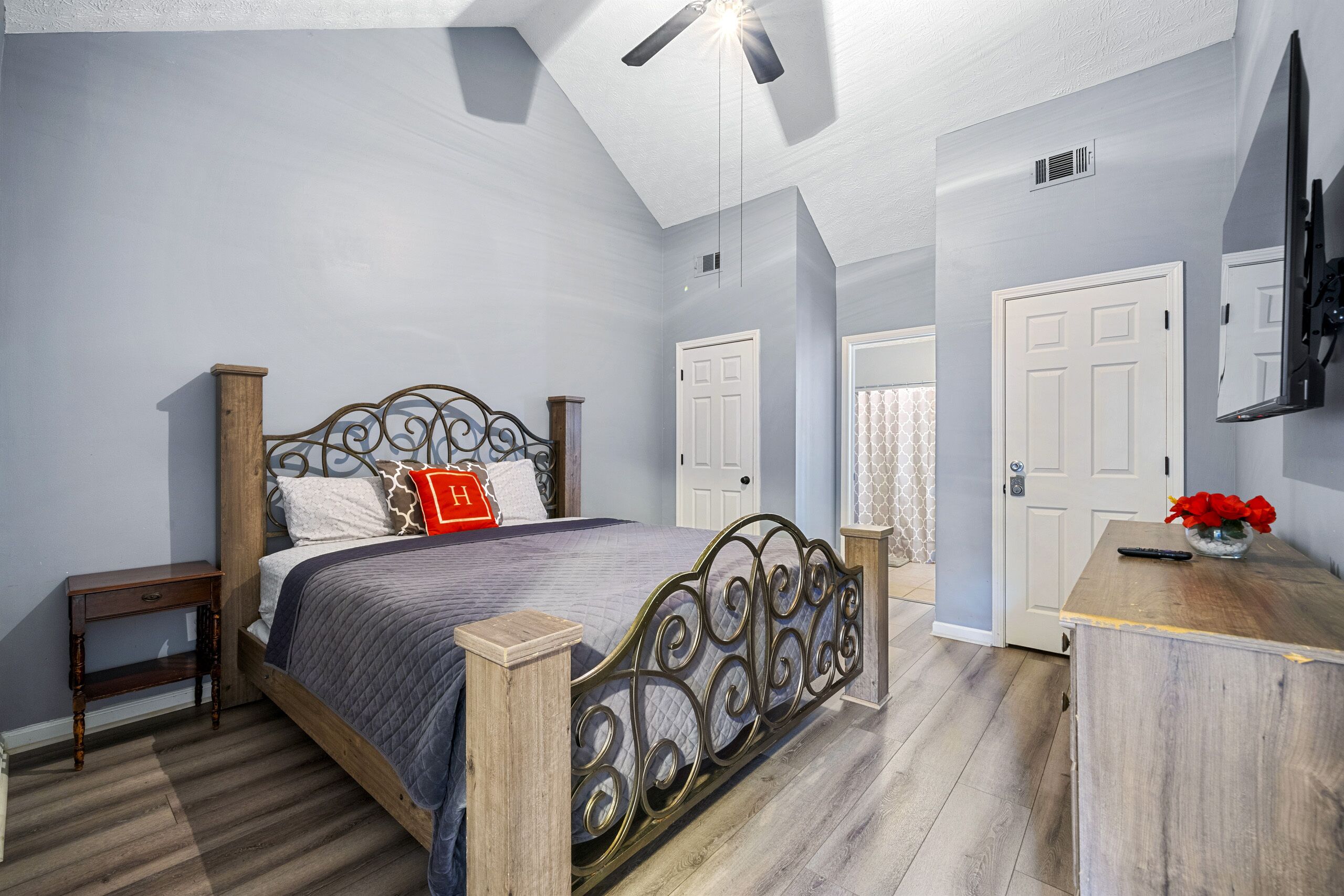 3 chambres, bureau, fer et planche à repasser, accès au Wi-Fi (inclus)