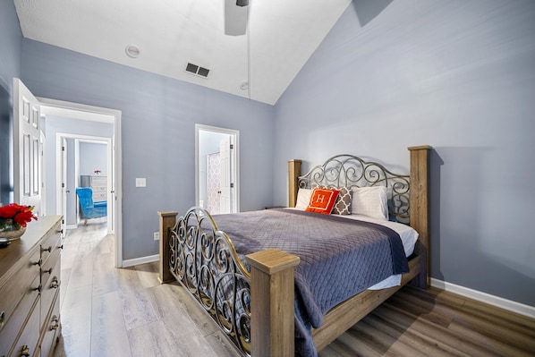 3 bedrooms, desk, iron/ironing board, free WiFi