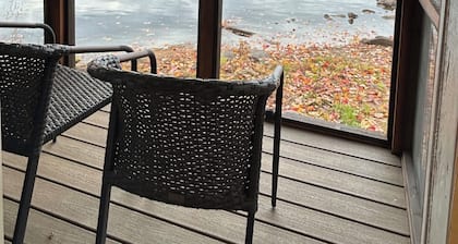 Peaceful Lakefront Cottage on Harris Lake