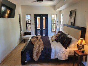 2 soverom, skrivebord, strykejern/-brett og wi-fi (inkludert)