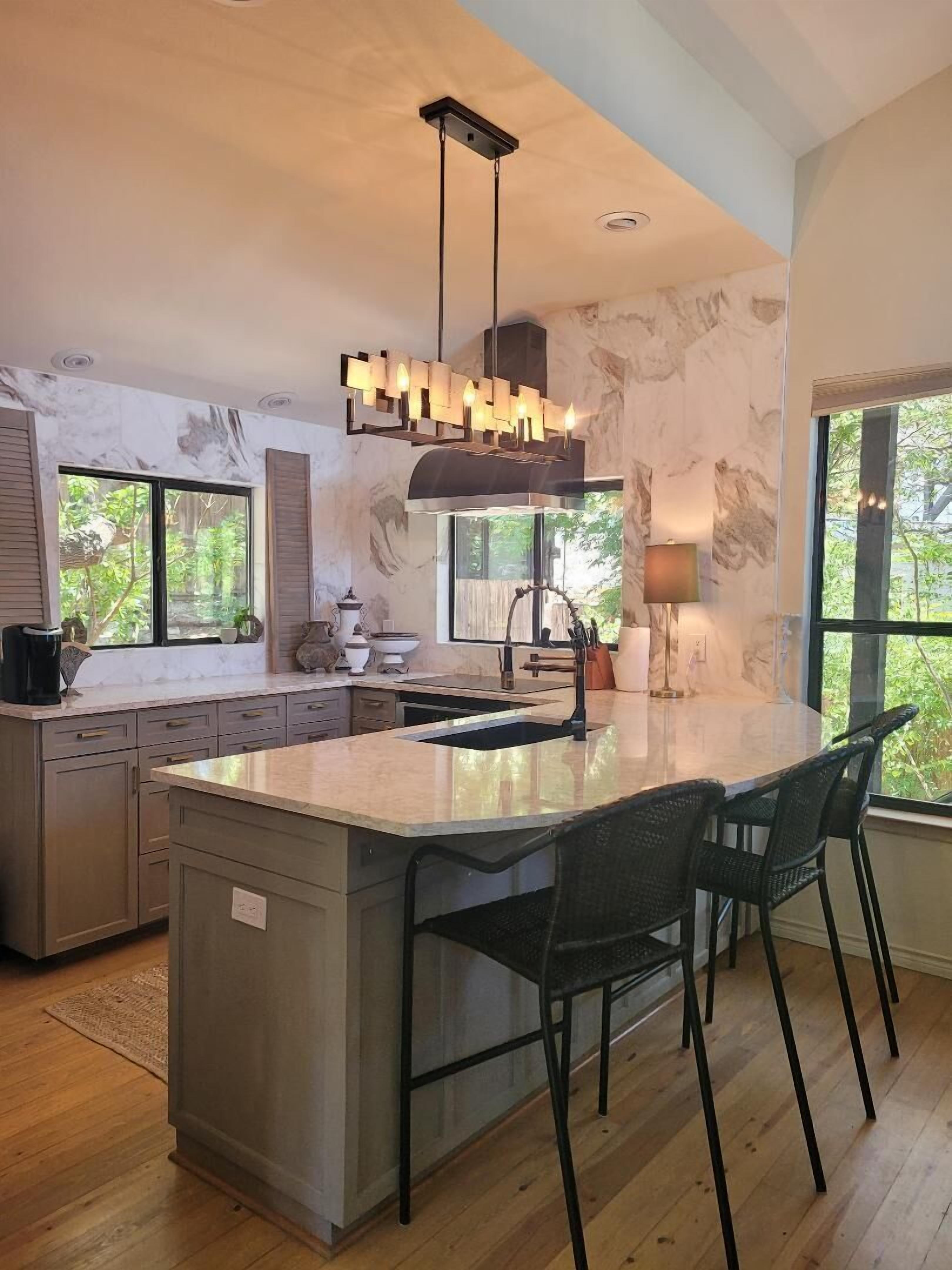 Kjøleskap, mikrobølgeovn, ovn og kokeplater