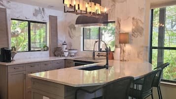 Geladeira, micro-ondas, fogão, cooktop