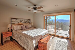 3 bedrooms, desk, iron/ironing board, free WiFi