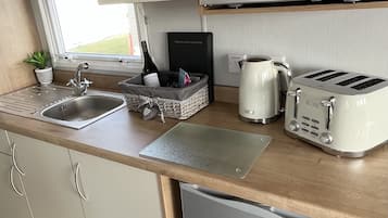 Cottage | Private kitchen | Fridge, microwave, oven, stovetop