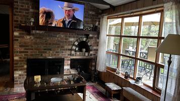 Smart TV, chimenea, futbolito y tenis de mesa