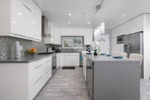 Fridge, microwave, oven, stovetop - Beautiful Home in Sunny San Diego (San Diego)