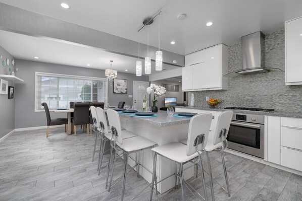 Fridge, microwave, oven, stovetop - Beautiful Home in Sunny San Diego (San Diego)