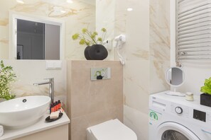 Shower, towels, shampoo