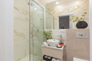 Shower, towels, shampoo