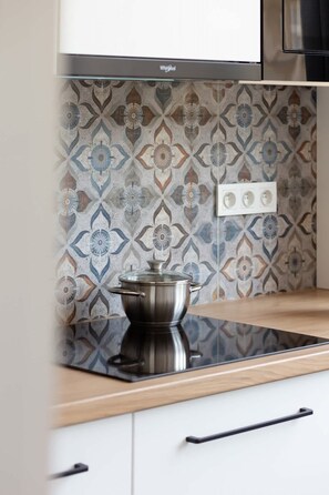 Fridge, microwave, stovetop, dishwasher