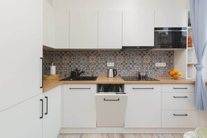 Kühlschrank, Mikrowelle, Herdplatte, Geschirrspüler