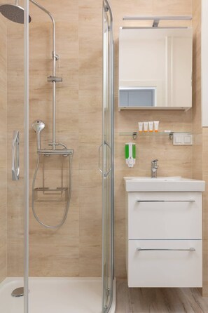 Shower, hair dryer, towels, shampoo - Elegant Studio in the Center | Balcony and Workspace (Warszawa)