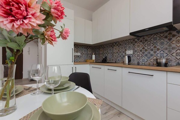 Fridge, microwave, stovetop, dishwasher