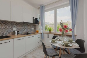 Kühlschrank, Mikrowelle, Herdplatte, Geschirrspüler