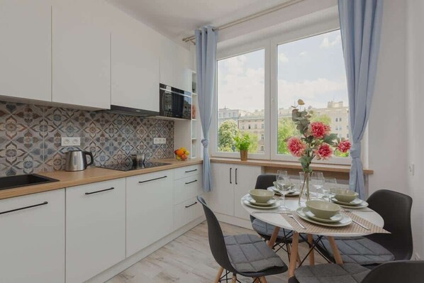 Fridge, microwave, stovetop, dishwasher