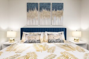 18 Schlafzimmer, Schreibtisch, Bügeleisen/Bügelbrett, Reisekinderbett
