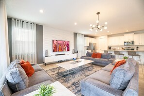 Smart-TV, videospill, bordtennis og kontorer