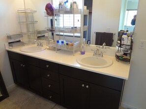 シャワー付き浴槽、ヘアドライヤー、タオル、石鹸