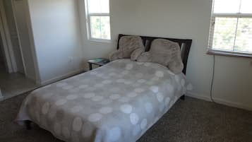 3 makuuhuonetta, silitysrauta/-lauta, ilmainen Wi-Fi, vuodevaatteet