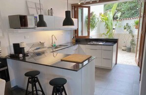 Réfrigérateur, micro-ondes, plaque de cuisson, cafetiÚre/bouilloire
