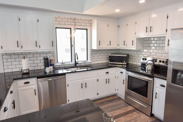 Refrigerador, microondas, horno y parrilla de estufa 