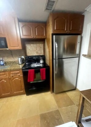 Kjøleskap, mikrobølgeovn, ovn og kokeplater