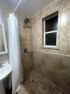 Douche, séchoir à cheveux, serviettes fournies, savon