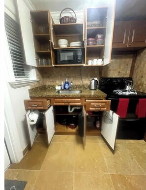 Fridge, microwave, oven, stovetop - Serene Comfort in Heart of Miami Coral Gables (Coral Gables)