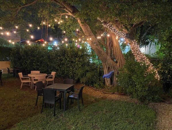 Outdoor dining - Serene Comfort in Heart of Miami Coral Gables (Coral Gables)