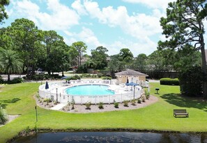 室外游泳池，恒温泳池