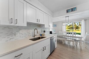 冰箱、微波炉、烤箱、炉灶