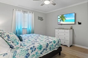 4 chambres, fer et planche à repasser, lit de bébé portatif