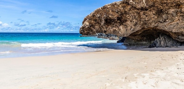 Beach nearby, sun loungers, beach towels