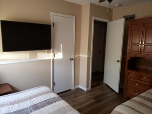 3 bedrooms, desk, iron/ironing board, travel cot - pool & nice S.W. Omaha home! easy access to I-80 hwy (Omaha)