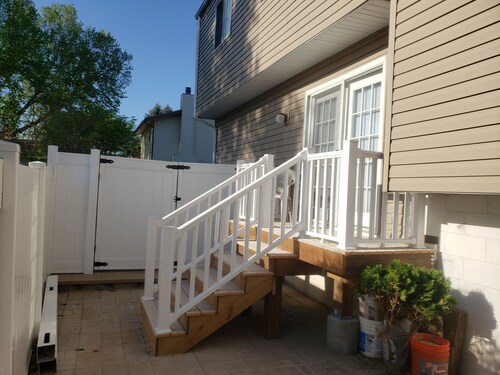 pool & nice S.W. Omaha home! easy access to I-80 hwy