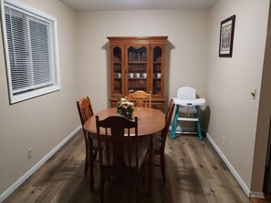 Dining - pool & nice S.W. Omaha home! easy access to I-80 hwy (Omaha)