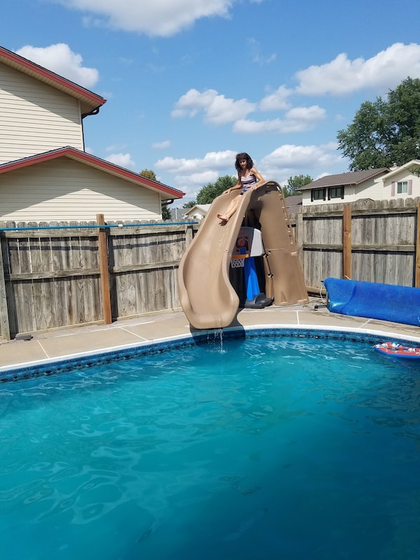 Una piscina con uno scivolo.