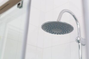 Regadera, secadora de cabello, bidet, toallas 