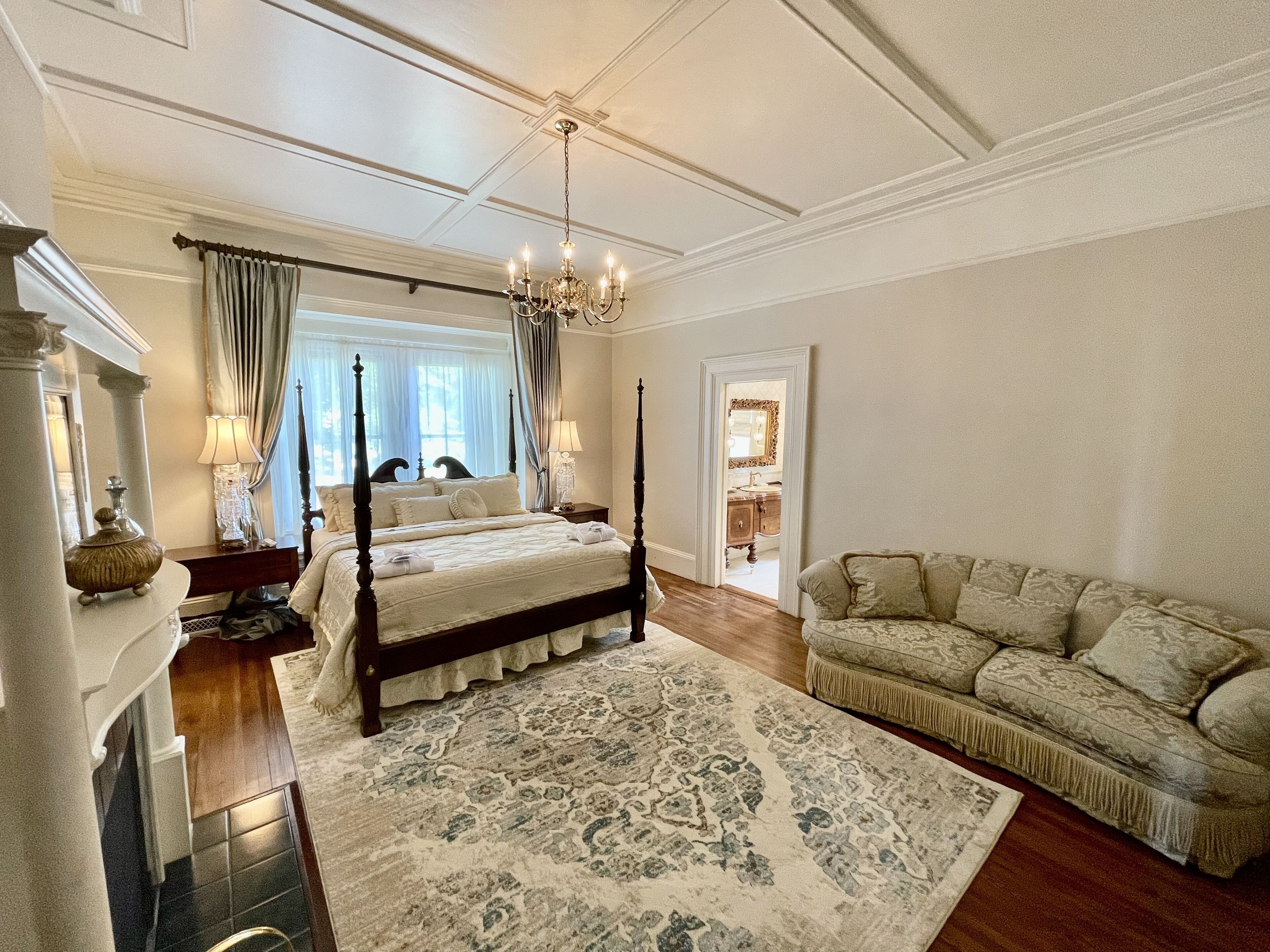 Main Floor Elegant Suite 